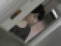 バレたら脱出不能 命がけ潜伏洗面所！ Vol.01 スニーカーブリブリ！